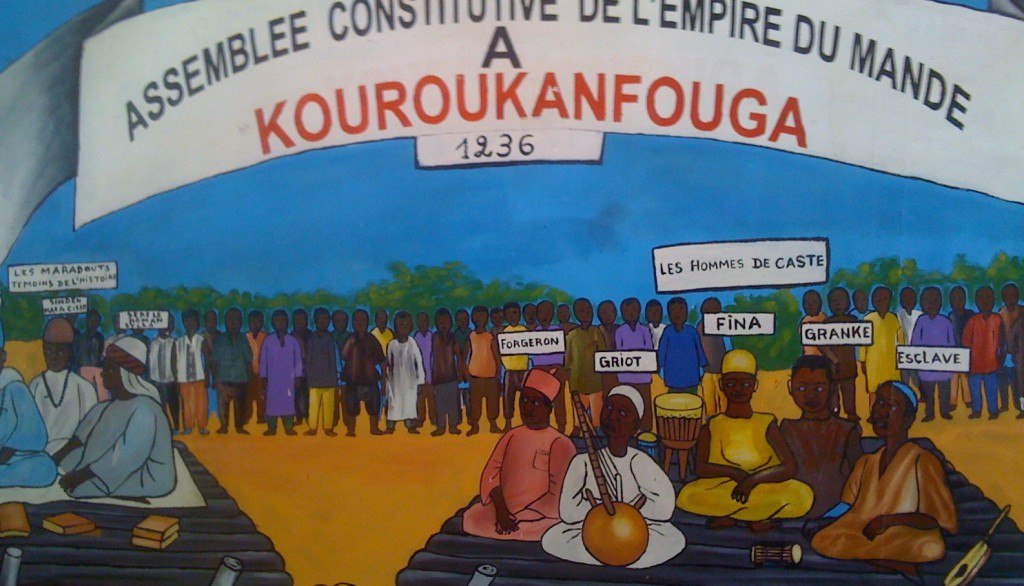 Assemblée constitutive de l'empire du Mali dirigée par Soundjata. Sur le banc des accusés, griots, forgeron, fins, garanké sont réduits en hommes de caste ou esclave à vie. Source Wikipédia Commons
